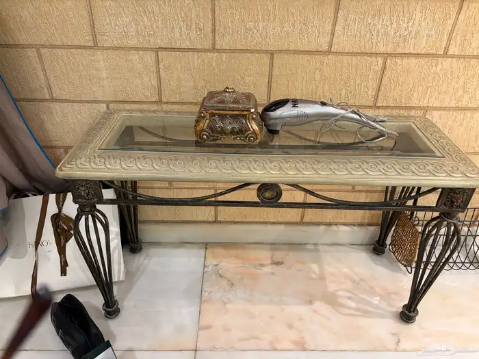 مدخل باارجل مشغوله ومعه طاوله جنبيه وطاوله مستطيله 0