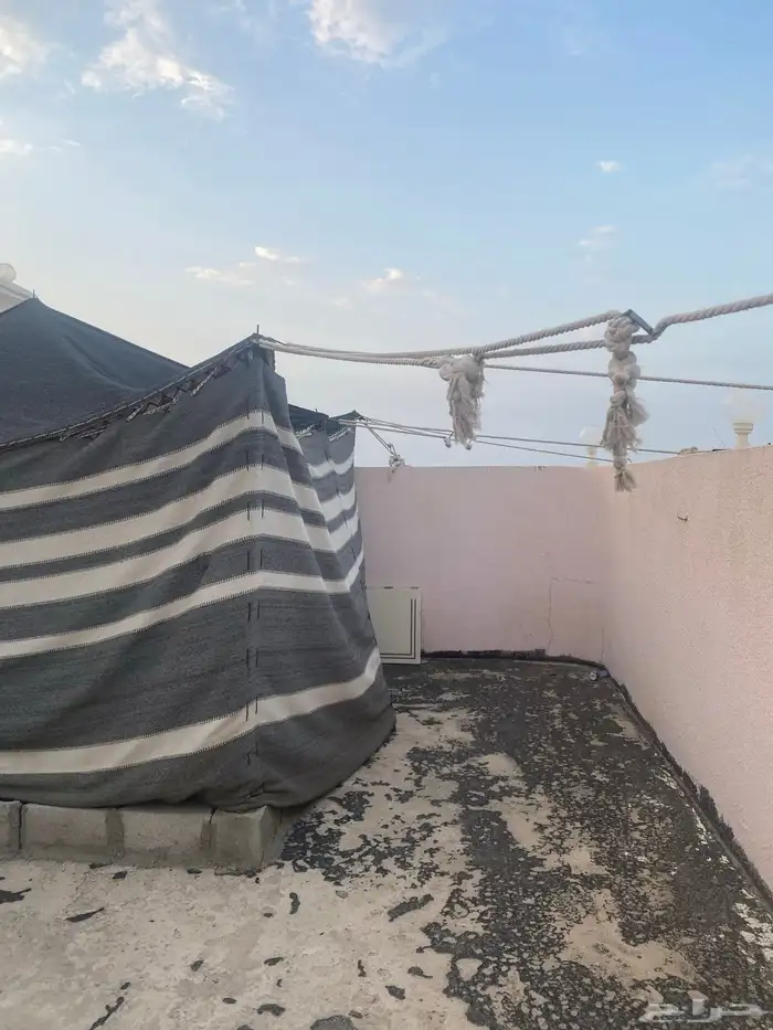 للبيع خيمه 4 في 4 اتوقع وطيبه ويوجد فيها لمبات الحديد حقها 2