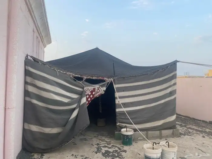 للبيع خيمه 4 في 4 اتوقع وطيبه ويوجد فيها لمبات الحديد حقها 5