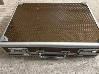 شنطة ذهب بقفل خذيتها ب 550 0