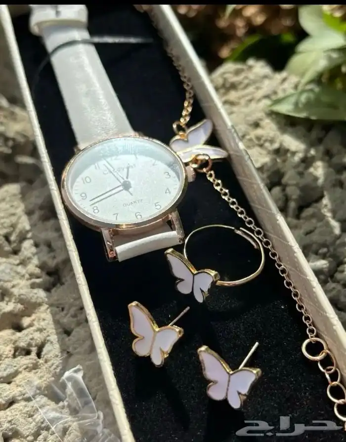 طقم نسائي للبيع جديده غير مستخدمه بسعر متناول الجميع 1