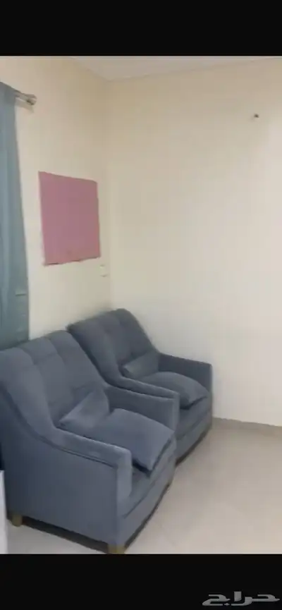 طقم كنب بحالة جيدة عدد 3 كنب كبير و 2 كرسي وطاولة شاشة 7