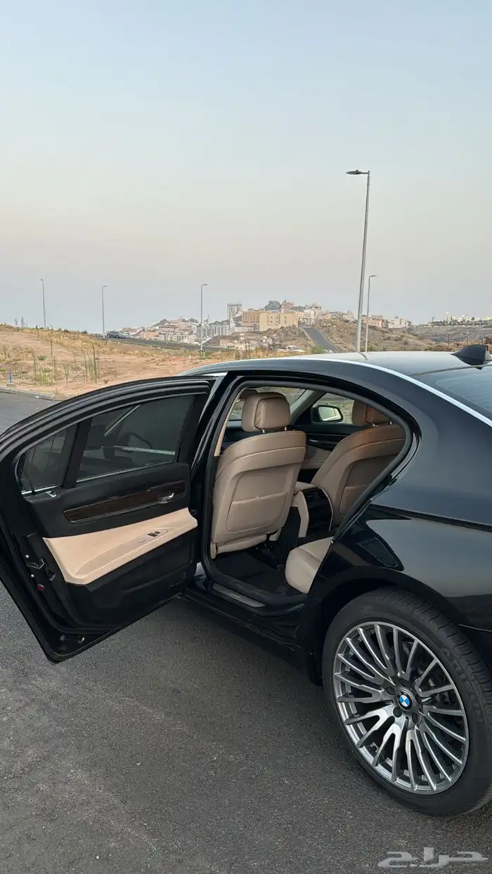 Bmw 730li نظيفة 9