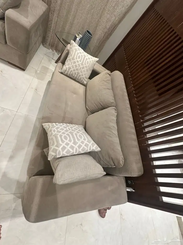طقم كنب فخمه نظيفه و استخدام قليل بكامل ملحقاتها 5
