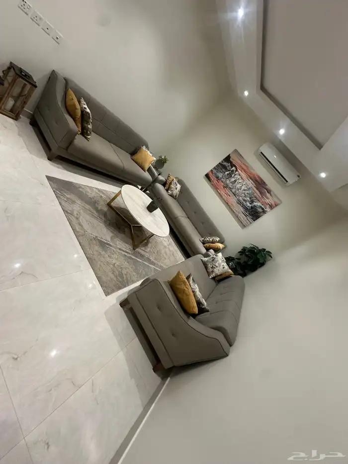 طقم كنب فخمه نظيفه و استخدام قليل بكامل ملحقاتها 1