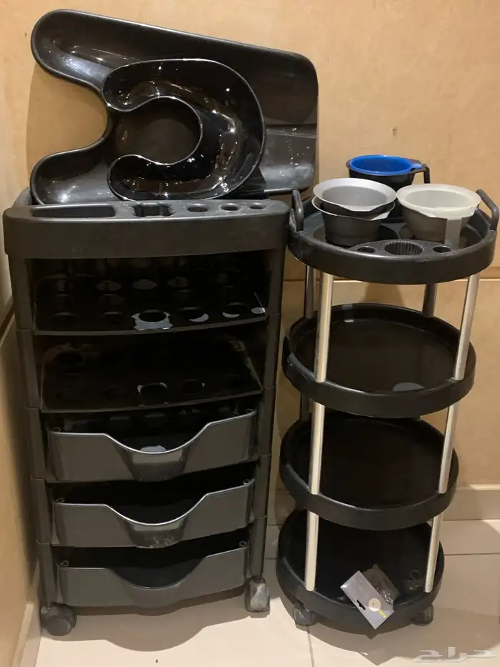 دواليب خشب وادوات تجميل وخياطه واقمشه للبيع 1