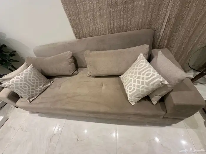 طقم كنب فخمه نظيفه و استخدام قليل بكامل ملحقاتها 6