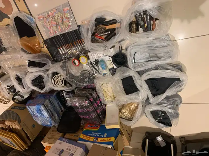 دواليب خشب وادوات تجميل وخياطه واقمشه للبيع 5