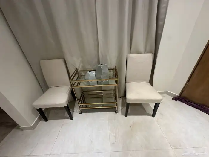 طقم كنب فخمه نظيفه و استخدام قليل بكامل ملحقاتها 4