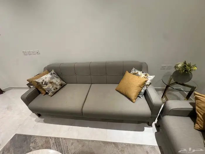 طقم كنب فخمه نظيفه و استخدام قليل بكامل ملحقاتها 0