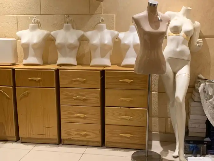 دواليب خشب وادوات تجميل وخياطه واقمشه للبيع 0