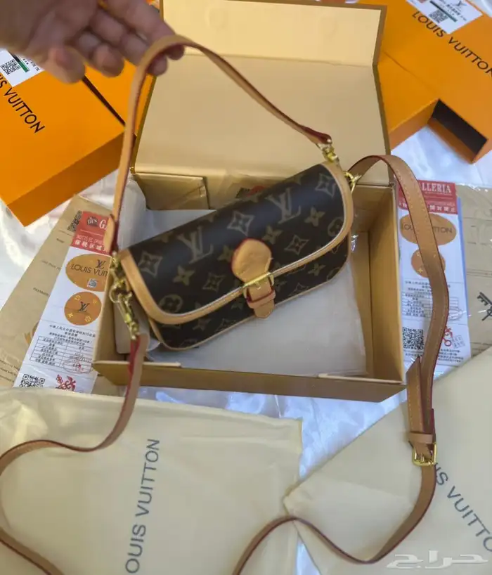 شنط اقنر وسان لوران وشانيل 31