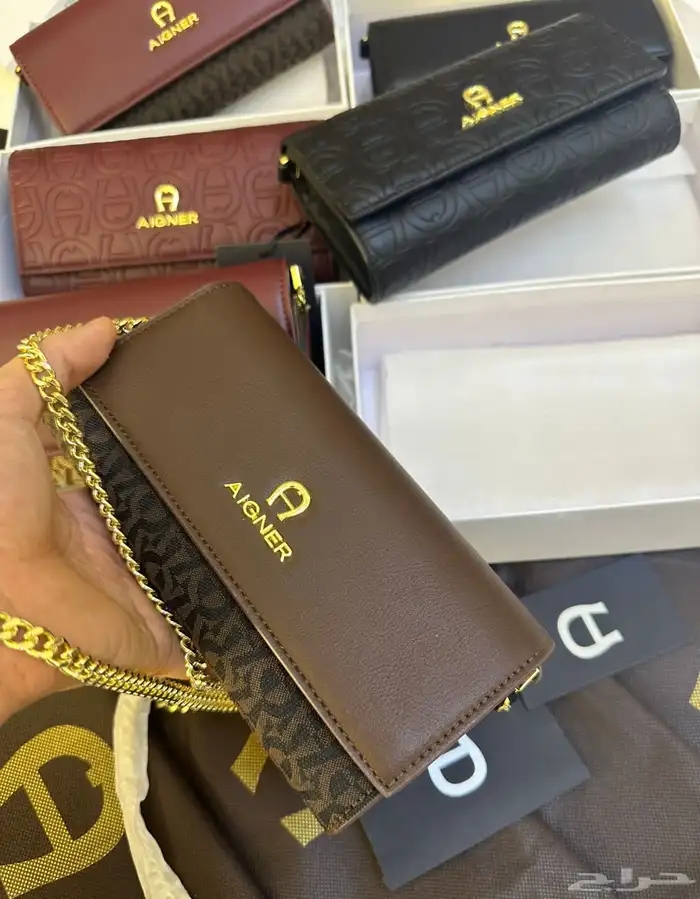 شنط اقنر وسان لوران وشانيل 44