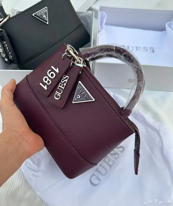 شنط اقنر وسان لوران وشانيل 61