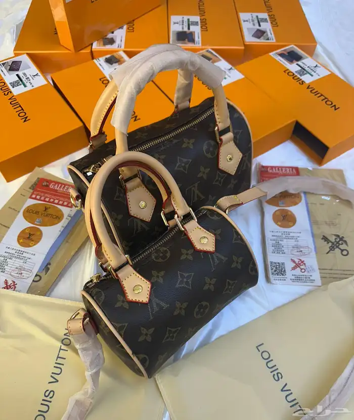 شنط اقنر وسان لوران وشانيل 42