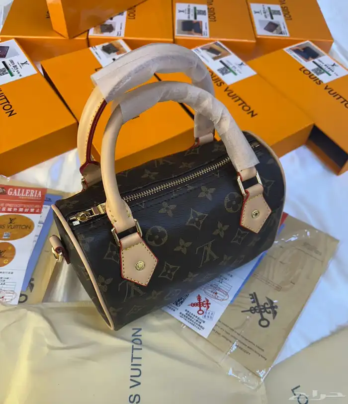 شنط اقنر وسان لوران وشانيل 38