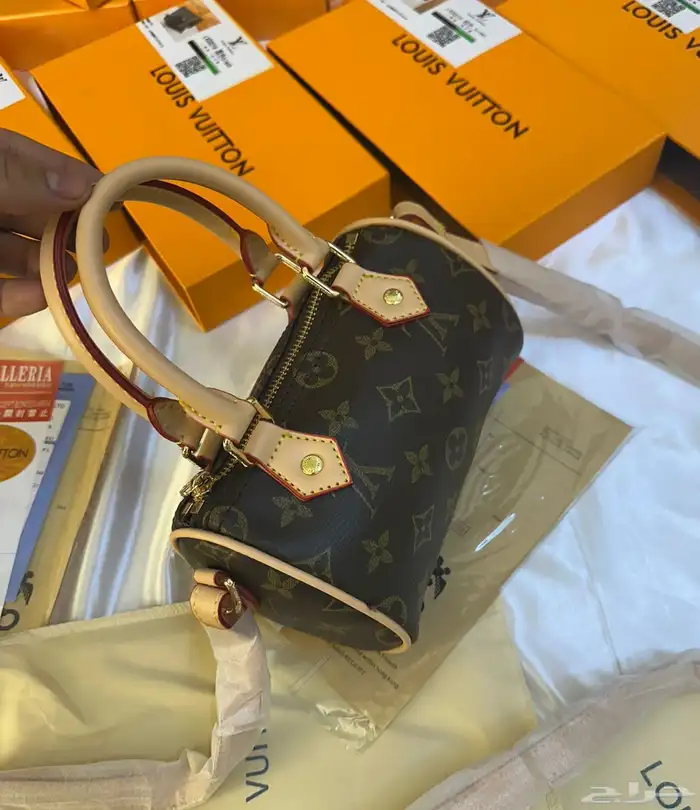 شنط اقنر وسان لوران وشانيل 43