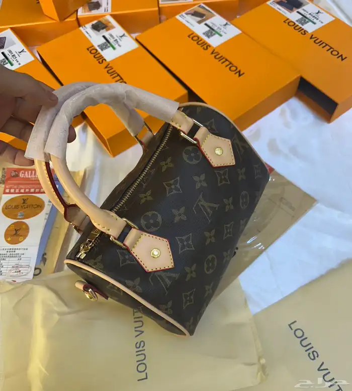 شنط اقنر وسان لوران وشانيل 41