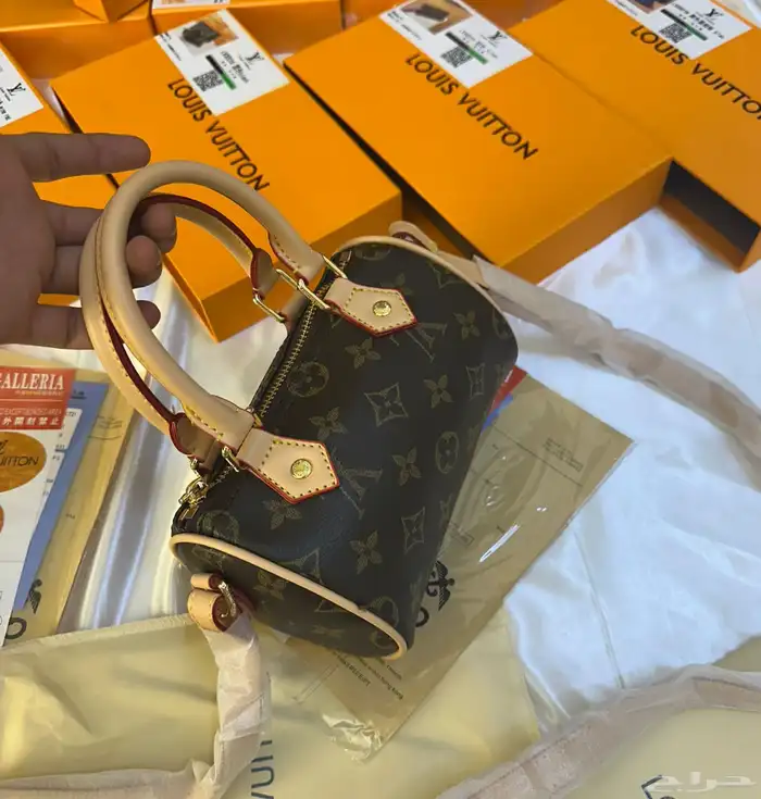 شنط اقنر وسان لوران وشانيل 32