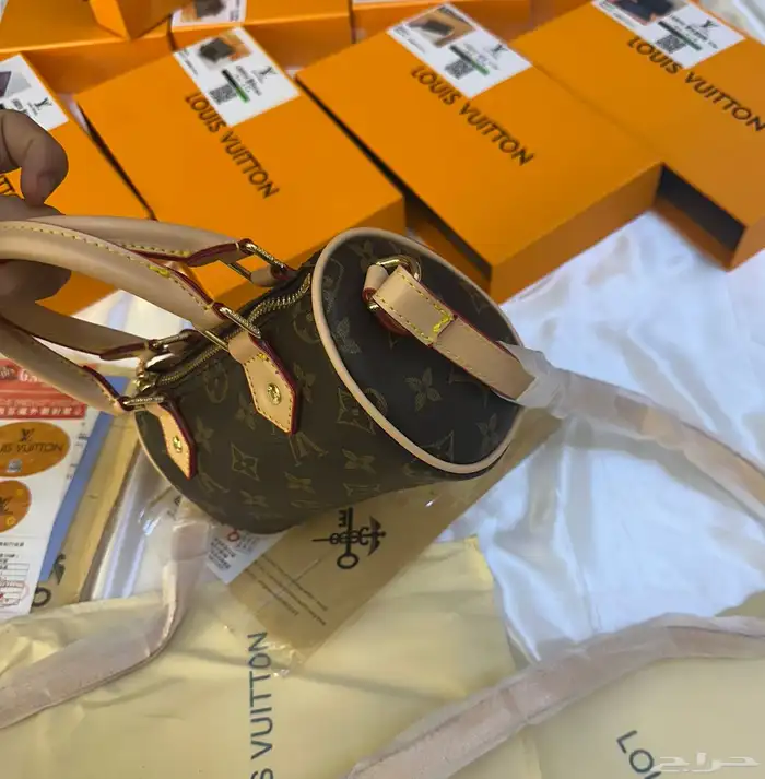 شنط اقنر وسان لوران وشانيل 39