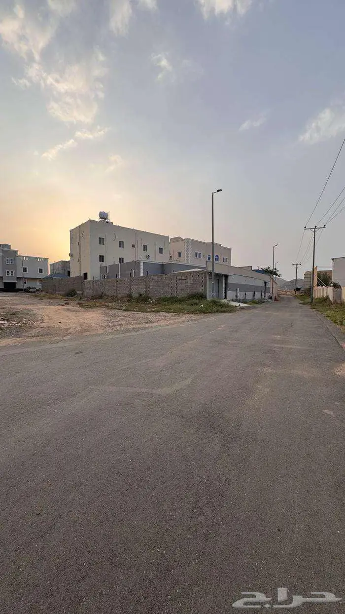 أرض مستوية بالطائف مساحتها 716 م 2
