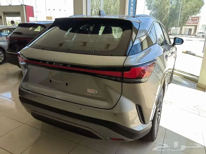 ليكزس ار اكس بي بي بنزين 2025 7