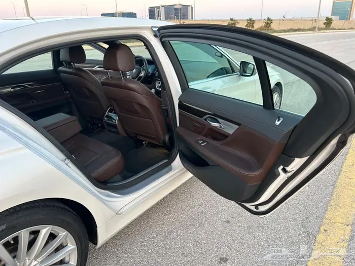 BMW الفئة السابعة موديل 2019 نظيفة جدا 15