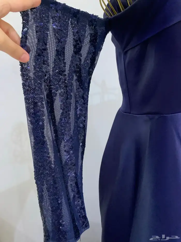 فستان طويل نفشه بسيطه كنه يلمع وبسيط انلبس مره وحده 3