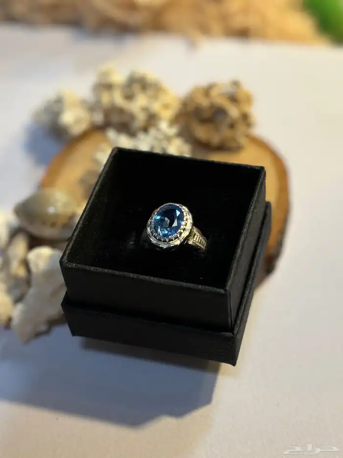 خاتم ملكي بحجر توباز لندني لونه هادئ 4