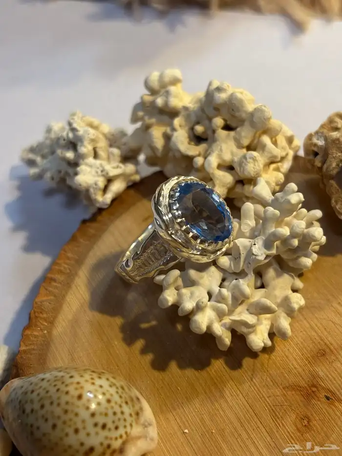 خاتم ملكي بحجر توباز لندني لونه هادئ 3