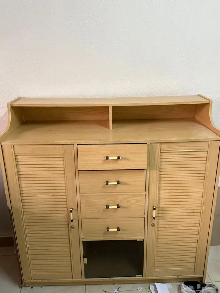 مكتبة ودواليب و 2 pc وسرير وعلى السوم 2