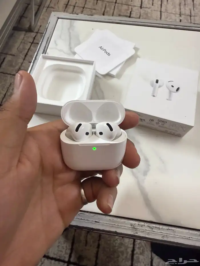 عندي سماعه AirPods 4 6