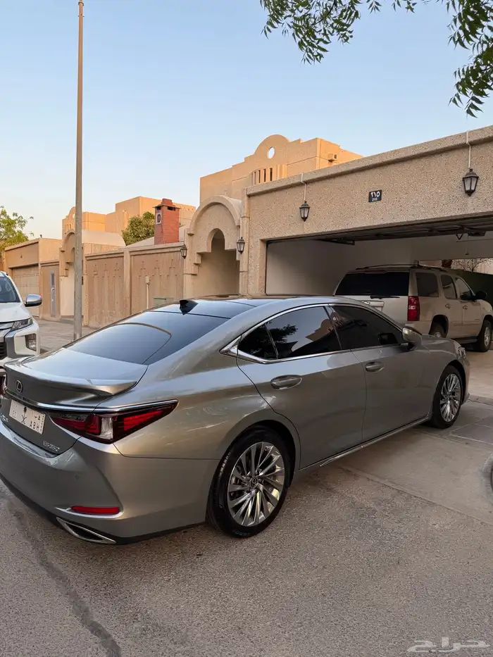 لكزس es350 الموديل 2023 3