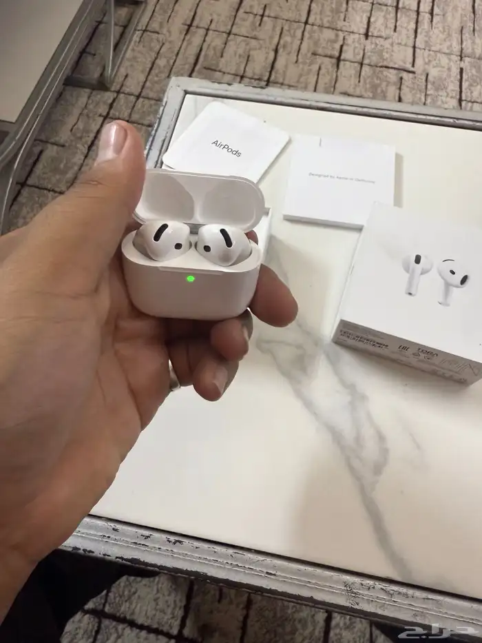 عندي سماعه AirPods 4 3