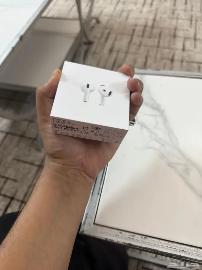 عندي سماعه AirPods 4 1