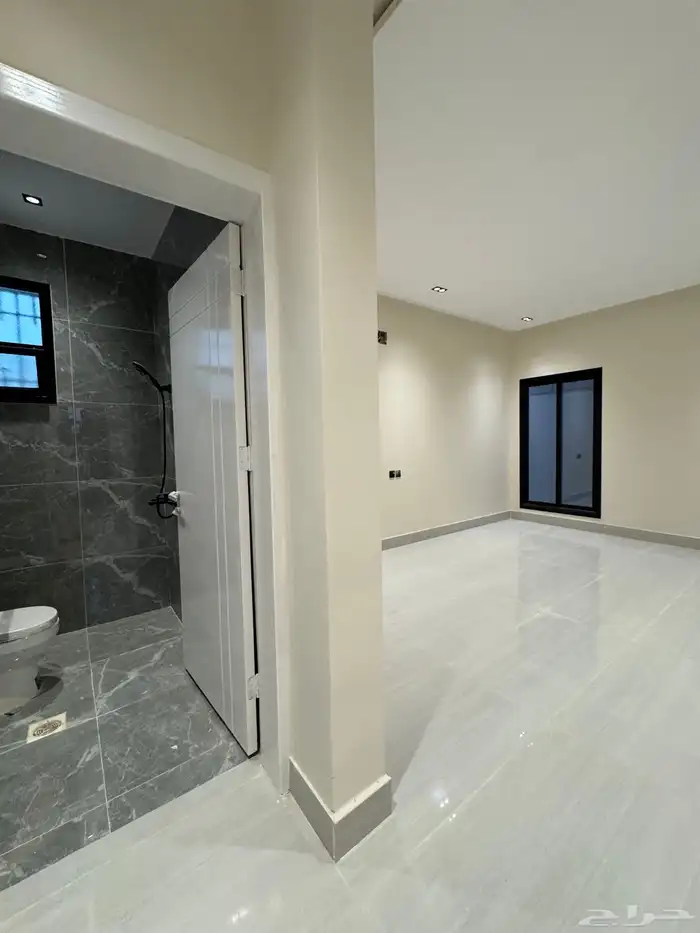 للبيع دور أول حي الجنادريه 6