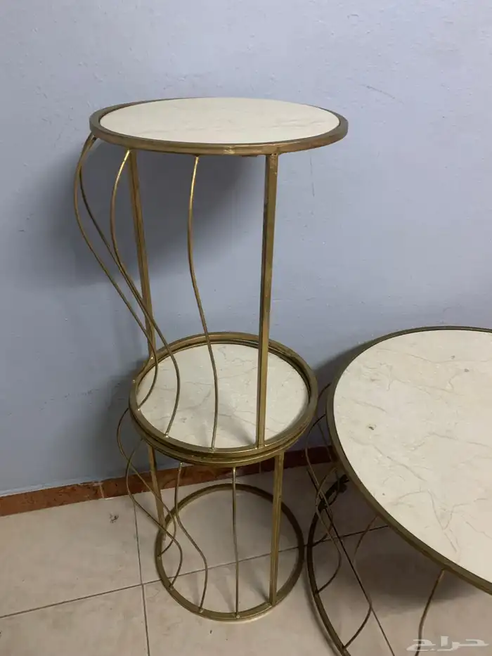 طاوله مع أربع خدمه نظيفة وجديدة 2