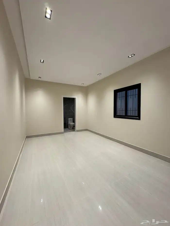 للبيع دور أول حي الجنادريه 5