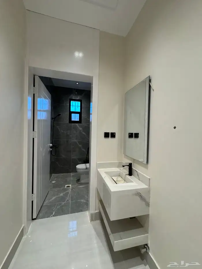 للبيع دور أول حي الجنادريه 8