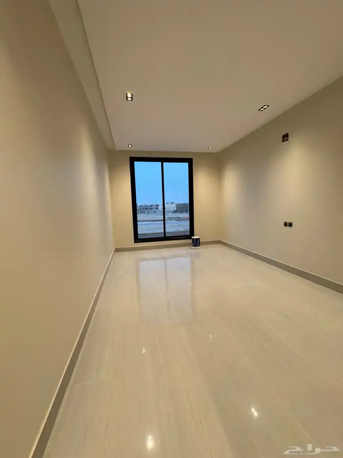 للبيع دور أول حي الجنادريه 0