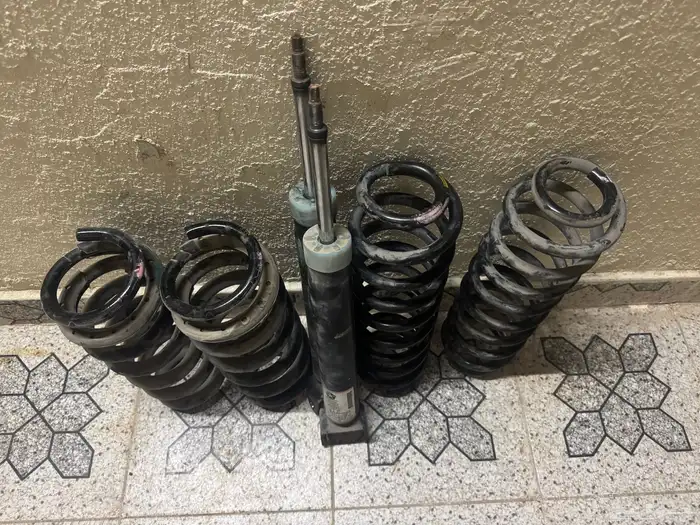 يايات ومساعدات خلفي جيب جراند شيروكي 2