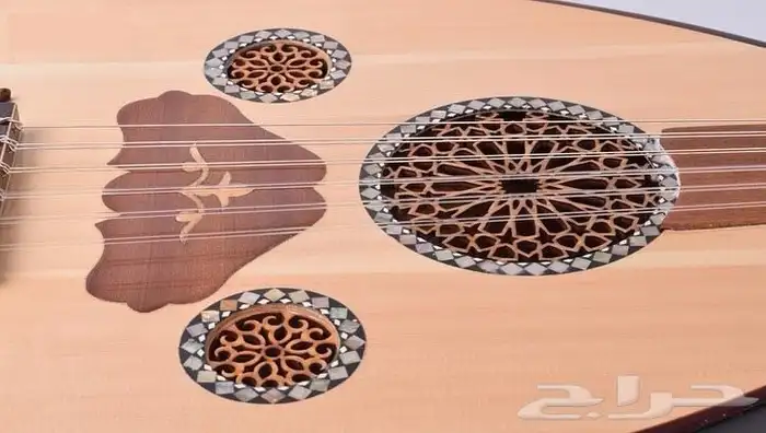 عود موسيقي ذو طابع فني 1