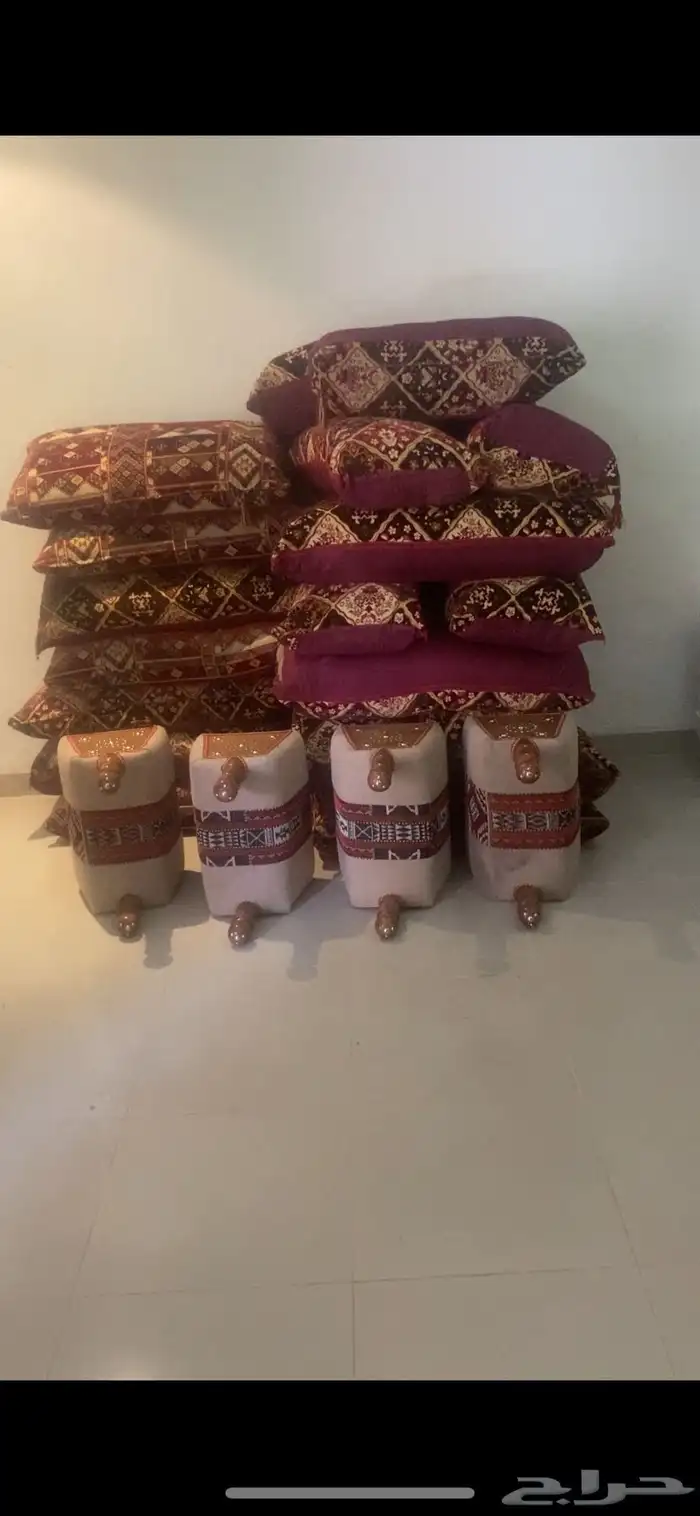 مساند نظيفه مع اربع مراكي نظيفه وسليمه 0