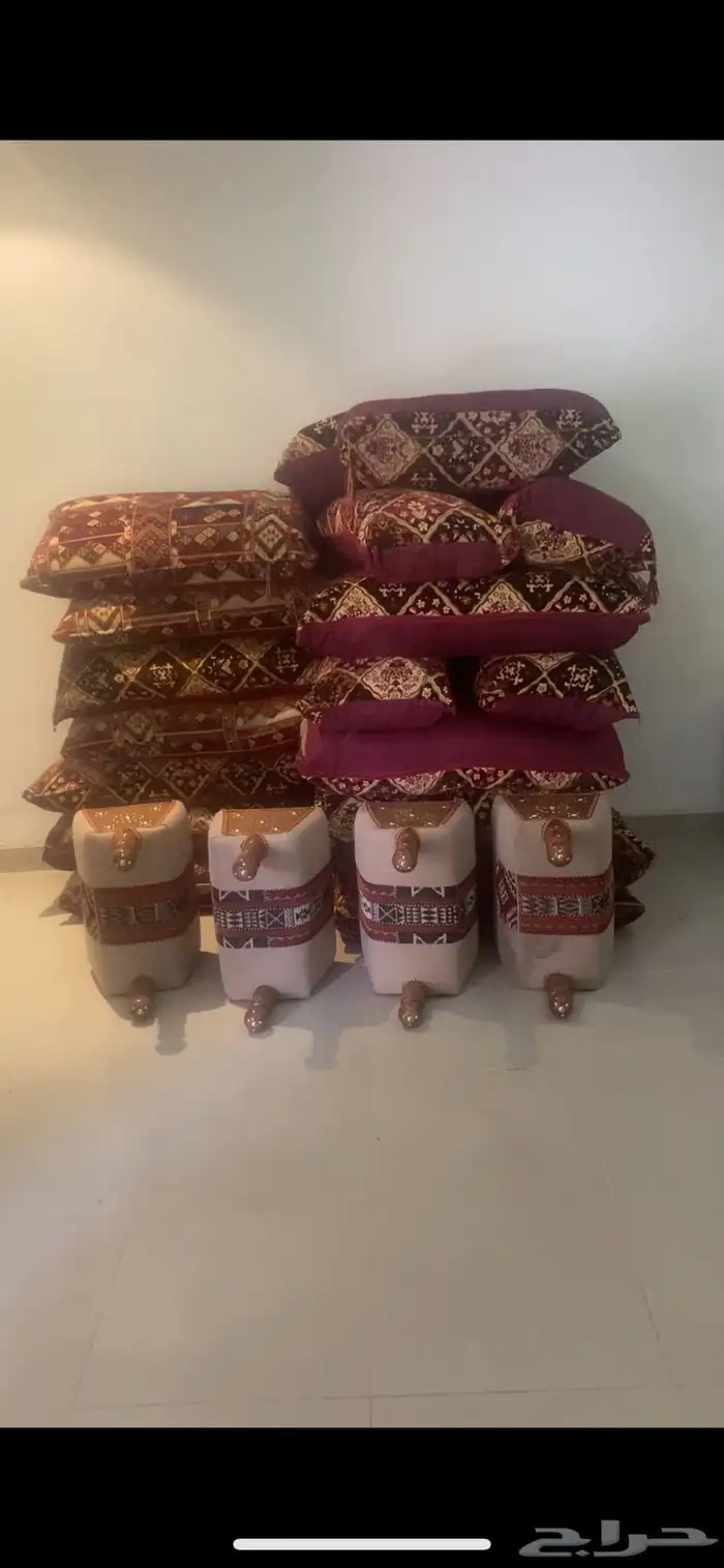 مساند نظيفه مع اربع مراكي نظيفه وسليمه 1