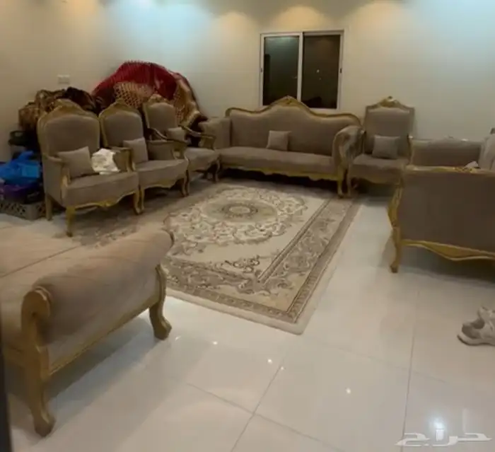 كنب مع فرشه وطاولات للبيع 0