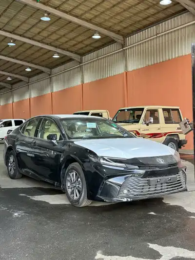 تويوتا كامري 2025 E استاندر سعودي بنزين اللون اسود 2