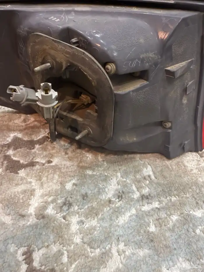 اصطب لكزس 460 يمين اصلي و مساند راس بشاشات 3