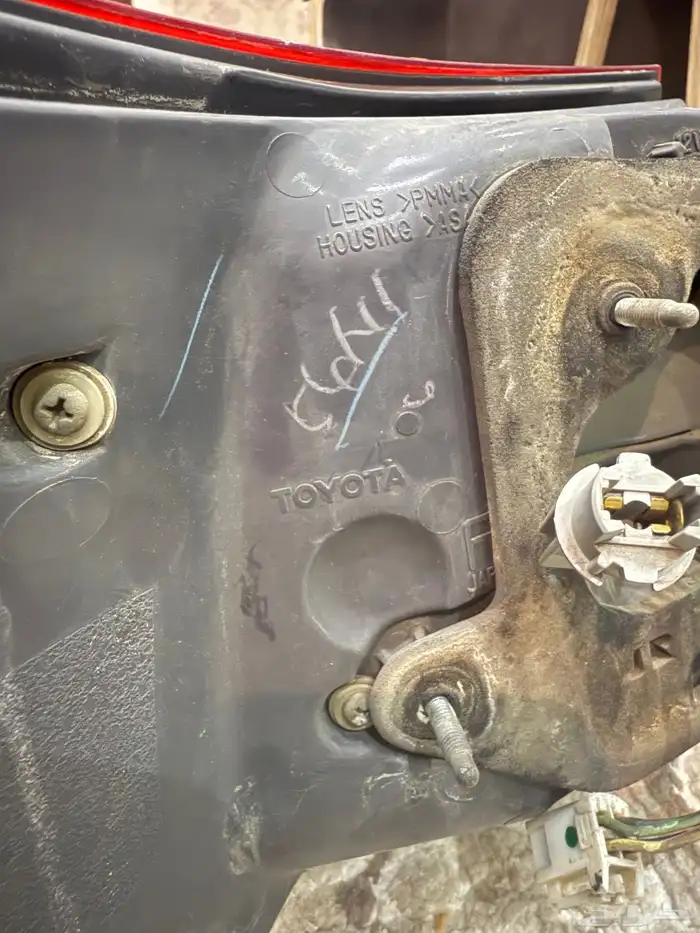 اصطب لكزس 460 يمين اصلي و مساند راس بشاشات 2