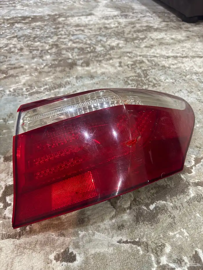 اصطب لكزس 460 يمين اصلي و مساند راس بشاشات 0