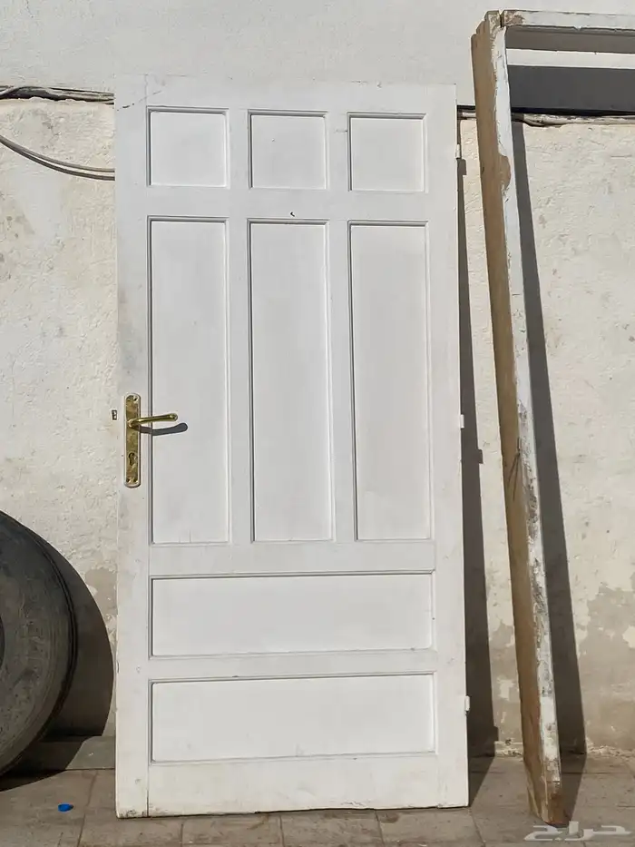 باب خشب نضيف وطاقه 0